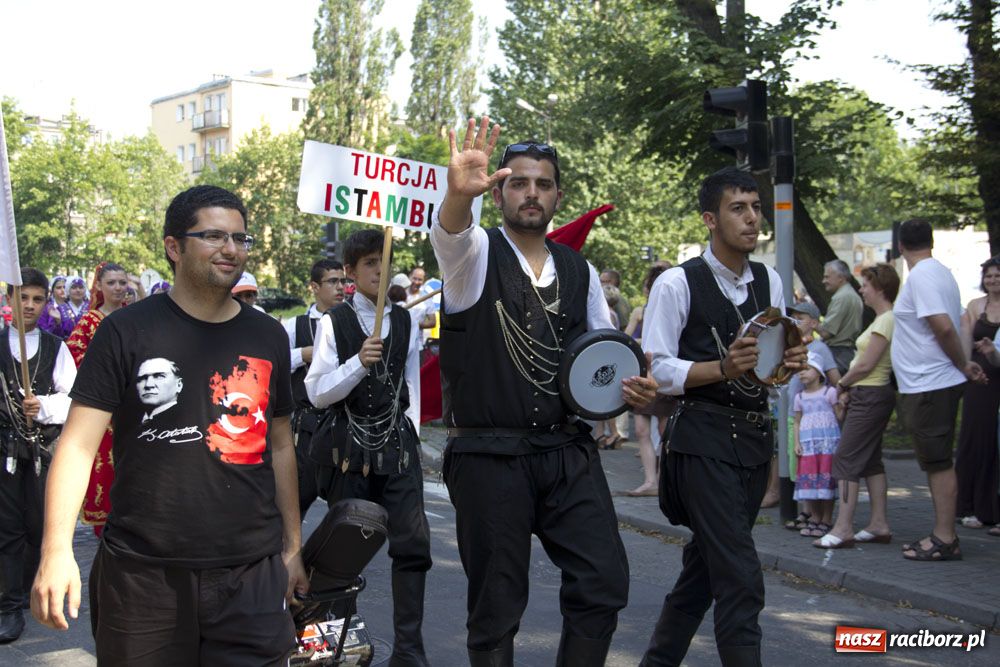 Zdjęcie w galerii na portalu naszraciborz.pl: Barwny korowód na ulicach Raciborza wiadomości z regionu