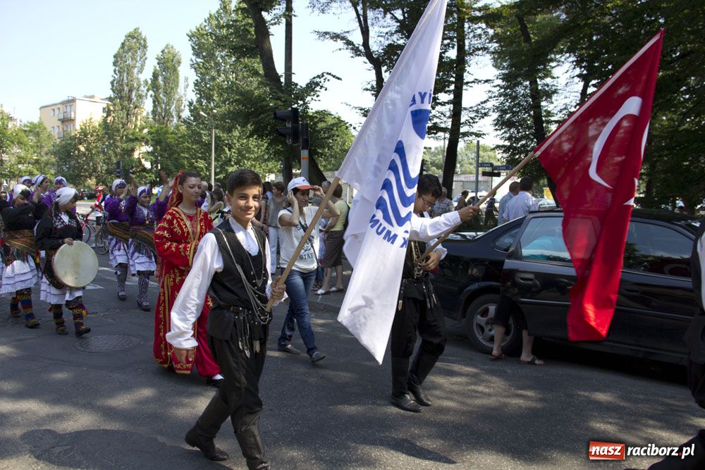 Zdjęcie w galerii na portalu naszraciborz.pl: Barwny korowód na ulicach Raciborza wiadomości z regionu