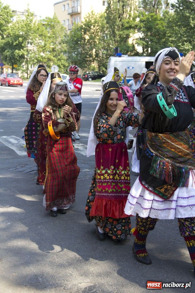 Zdjęcie w galerii na portalu naszraciborz.pl: Barwny korowód na ulicach Raciborza wiadomości z regionu