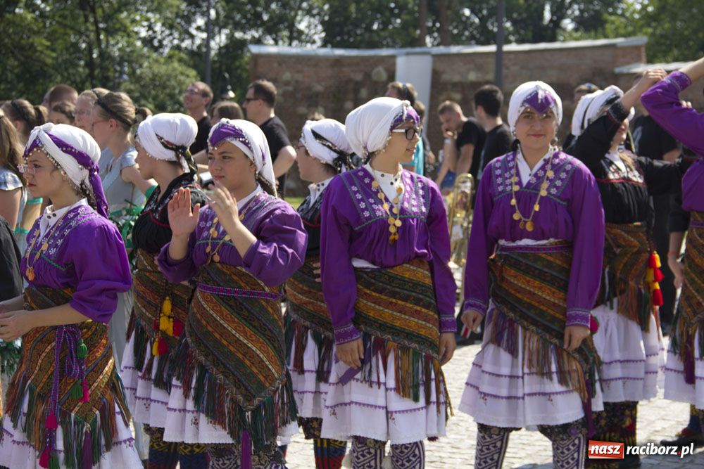 Zdjęcie w galerii na portalu naszraciborz.pl: Barwny korowód na ulicach Raciborza wiadomości z regionu