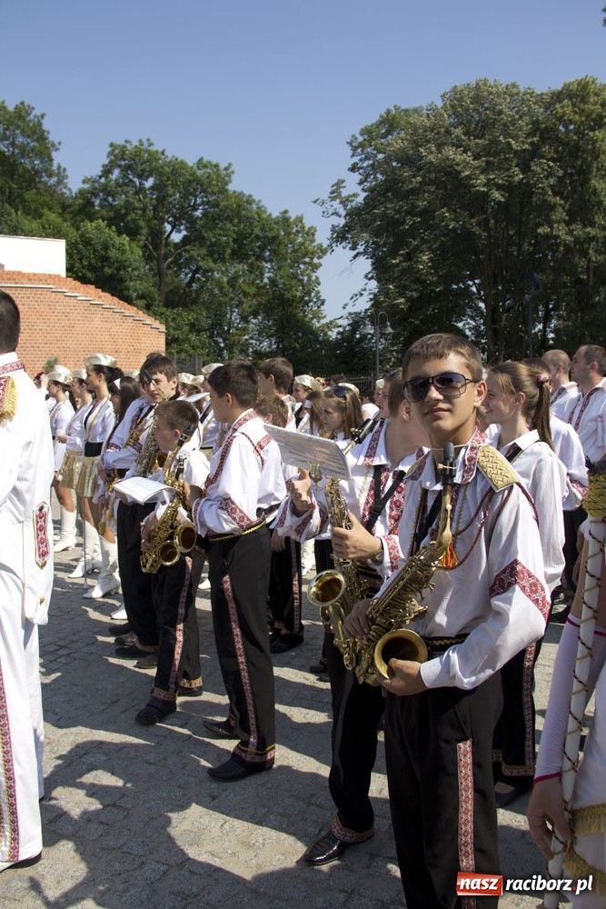 Zdjęcie w galerii na portalu naszraciborz.pl: Barwny korowód na ulicach Raciborza wiadomości z regionu