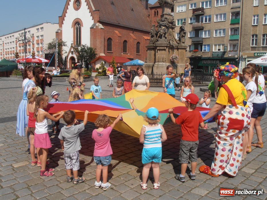 Zdjęcie w galerii na portalu naszraciborz.pl: Rodzinny fitness na powitanie lata wiadomości z regionu