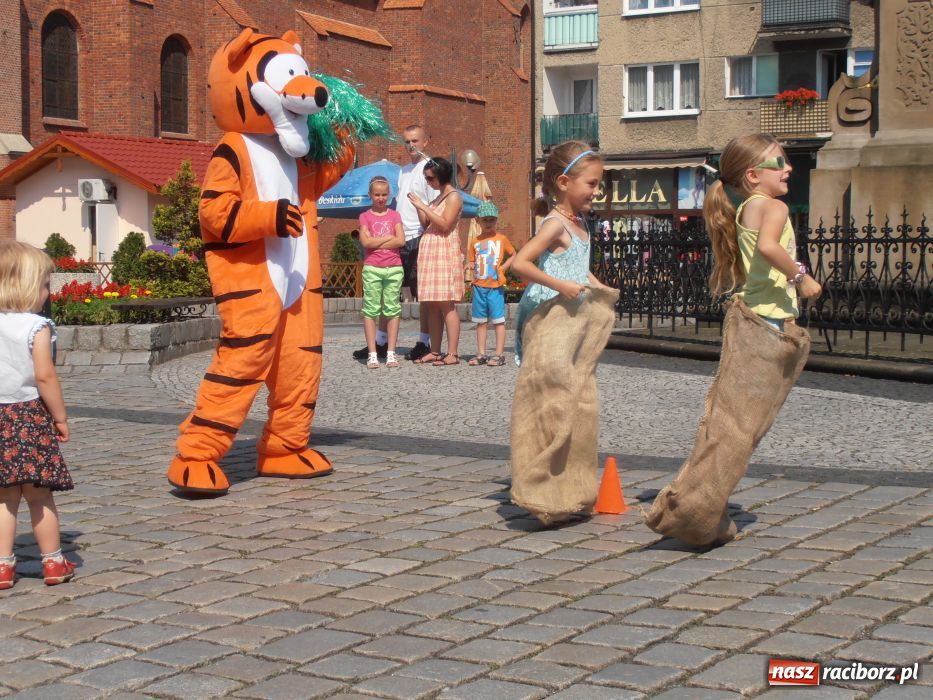 Zdjęcie w galerii na portalu naszraciborz.pl: Rodzinny fitness na powitanie lata wiadomości z regionu