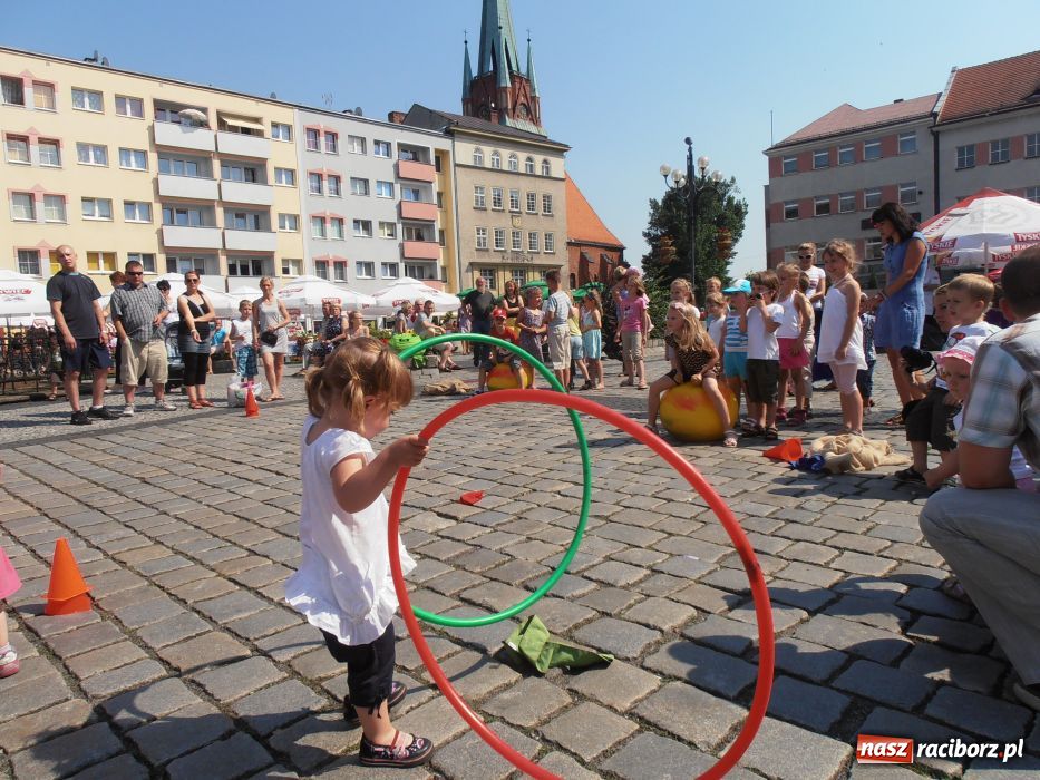 Zdjęcie w galerii na portalu naszraciborz.pl: Rodzinny fitness na powitanie lata wiadomości z regionu