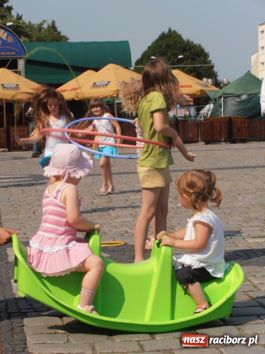 Zdjęcie w galerii na portalu naszraciborz.pl: Rodzinny fitness na powitanie lata wiadomości z regionu