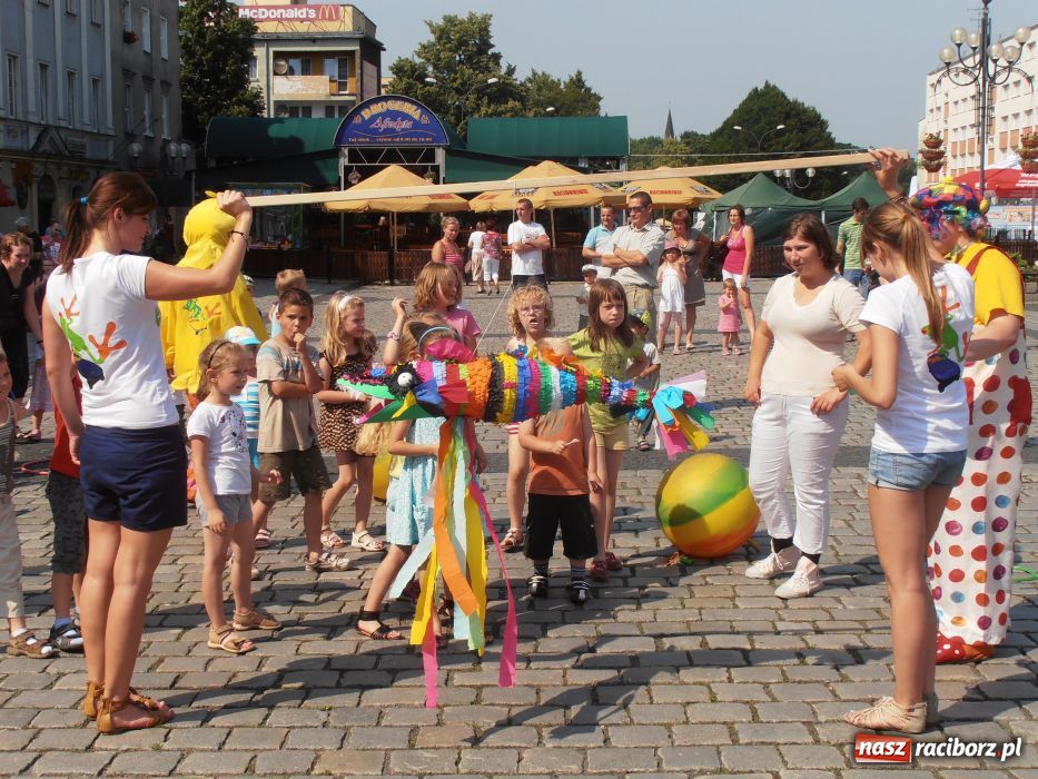 Zdjęcie w galerii na portalu naszraciborz.pl: Rodzinny fitness na powitanie lata wiadomości z regionu