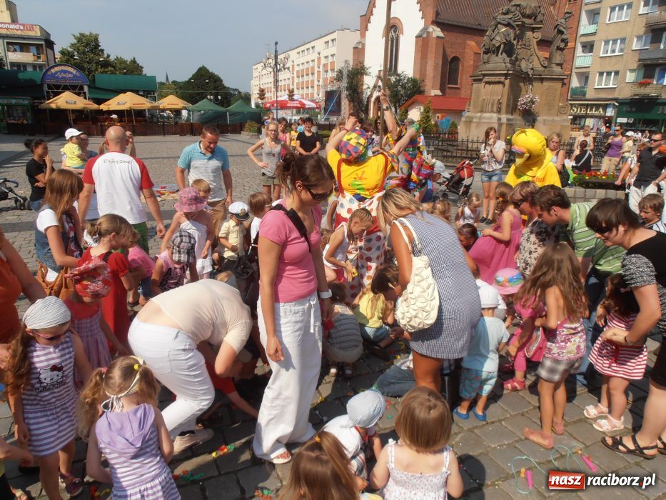 Zdjęcie w galerii na portalu naszraciborz.pl: Rodzinny fitness na powitanie lata wiadomości z regionu