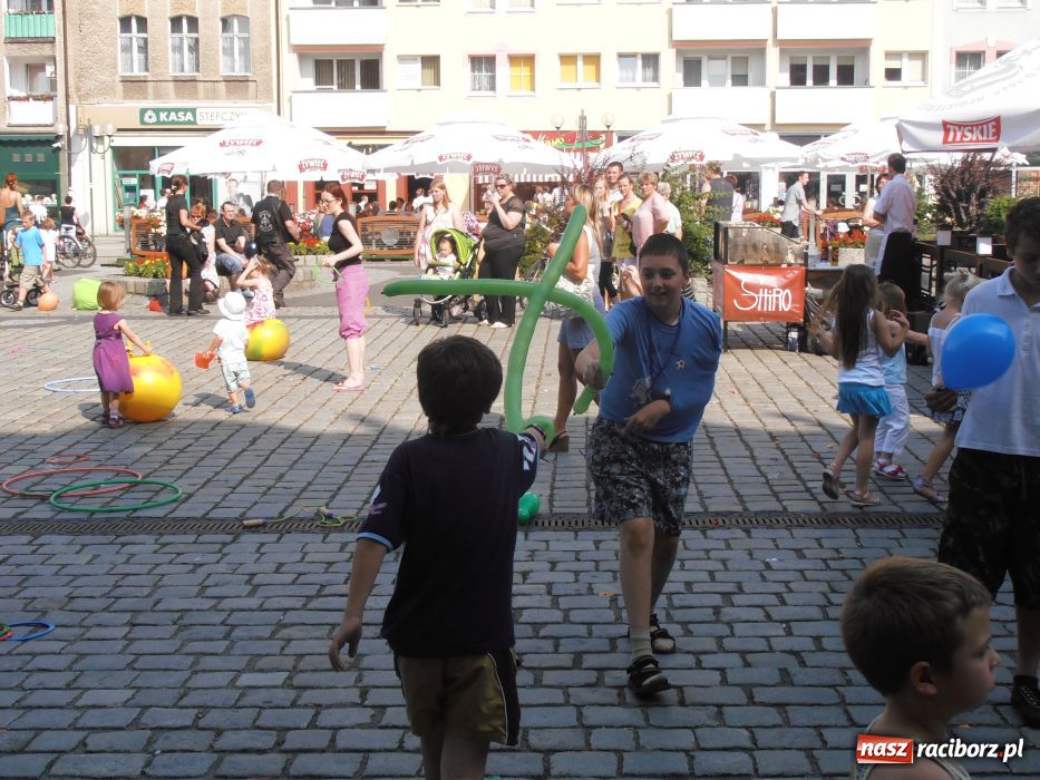 Zdjęcie w galerii na portalu naszraciborz.pl: Rodzinny fitness na powitanie lata wiadomości z regionu