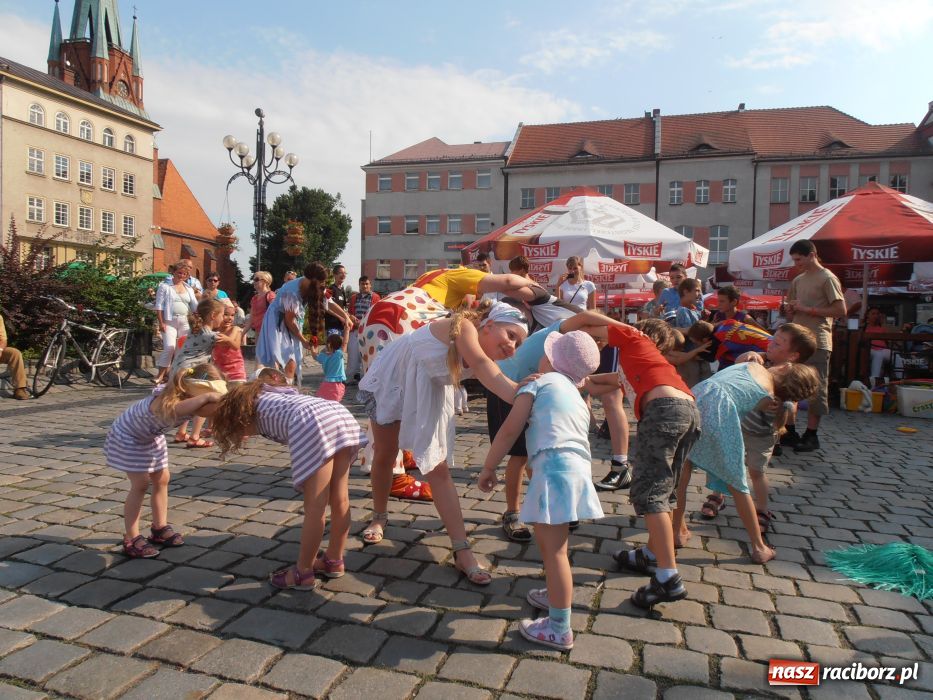 Zdjęcie w galerii na portalu naszraciborz.pl: Rodzinny fitness na powitanie lata wiadomości z regionu