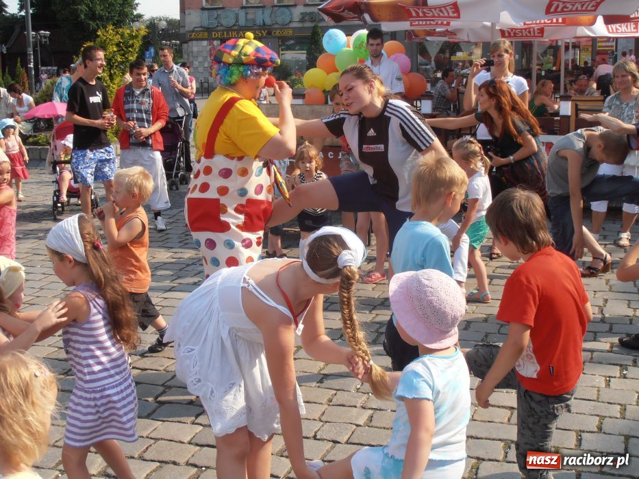 Zdjęcie w galerii na portalu naszraciborz.pl: Rodzinny fitness na powitanie lata wiadomości z regionu