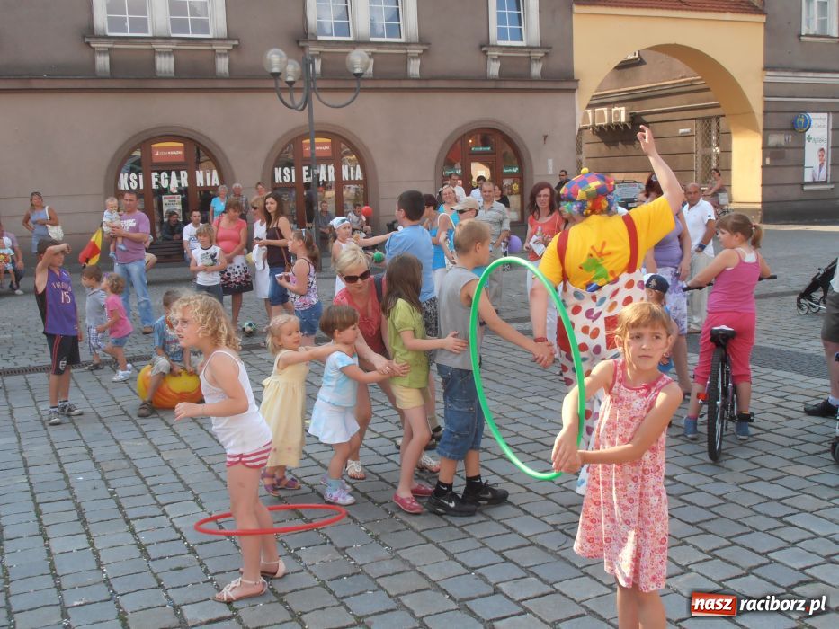 Zdjęcie w galerii na portalu naszraciborz.pl: Rodzinny fitness na powitanie lata wiadomości z regionu