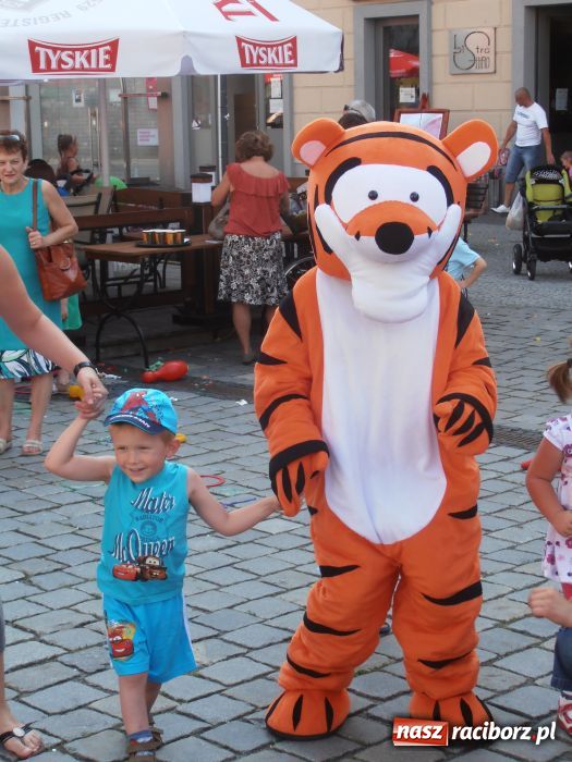 Zdjęcie w galerii na portalu naszraciborz.pl: Rodzinny fitness na powitanie lata wiadomości z regionu