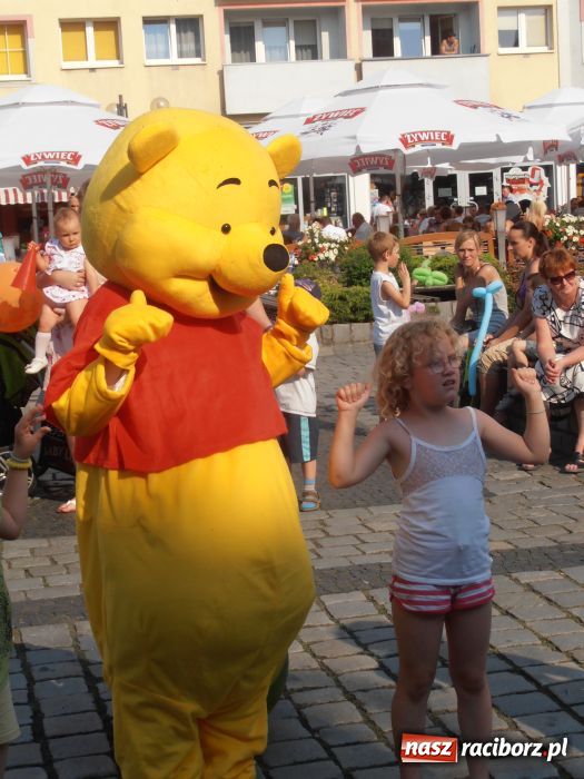 Zdjęcie w galerii na portalu naszraciborz.pl: Rodzinny fitness na powitanie lata wiadomości z regionu