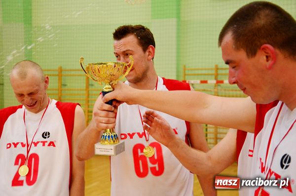 Zdjęcie w galerii na portalu naszraciborz.pl: Dywyta obroniła tytuł mistrza wiadomości z regionu