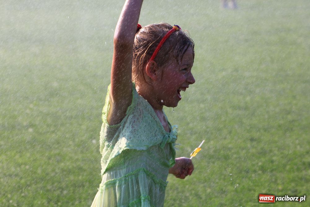 Zdjęcie w galerii na portalu naszraciborz.pl: Paralotnie na festynie rodzinnym w Kobyli wiadomości z regionu