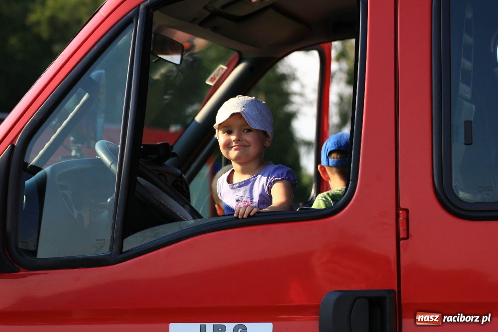 Zdjęcie w galerii na portalu naszraciborz.pl: Paralotnie na festynie rodzinnym w Kobyli wiadomości z regionu