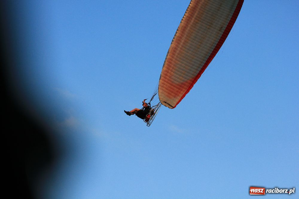 Zdjęcie w galerii na portalu naszraciborz.pl: Paralotnie na festynie rodzinnym w Kobyli wiadomości z regionu