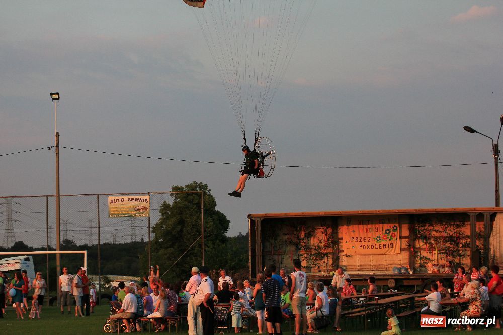 Zdjęcie w galerii na portalu naszraciborz.pl: Paralotnie na festynie rodzinnym w Kobyli wiadomości z regionu