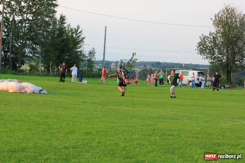 Zdjęcie w galerii na portalu naszraciborz.pl: Paralotnie na festynie rodzinnym w Kobyli wiadomości z regionu