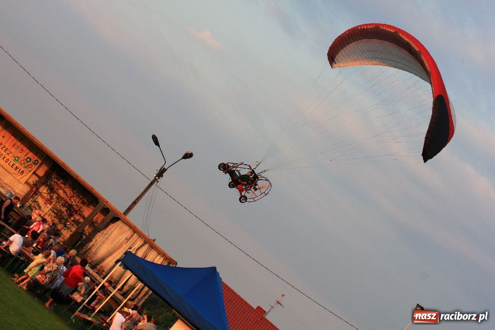 Zdjęcie w galerii na portalu naszraciborz.pl: Paralotnie na festynie rodzinnym w Kobyli wiadomości z regionu