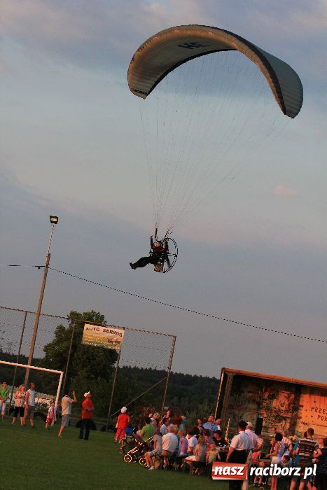 Zdjęcie w galerii na portalu naszraciborz.pl: Paralotnie na festynie rodzinnym w Kobyli wiadomości z regionu