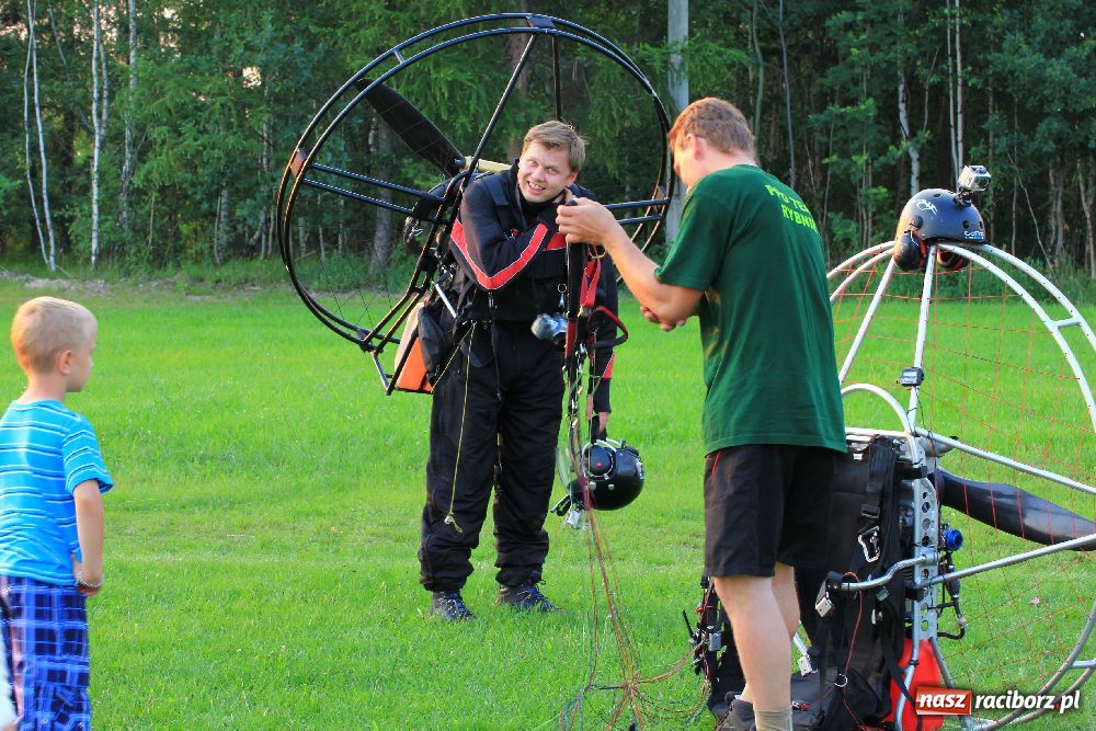 Zdjęcie w galerii na portalu naszraciborz.pl: Paralotnie na festynie rodzinnym w Kobyli wiadomości z regionu