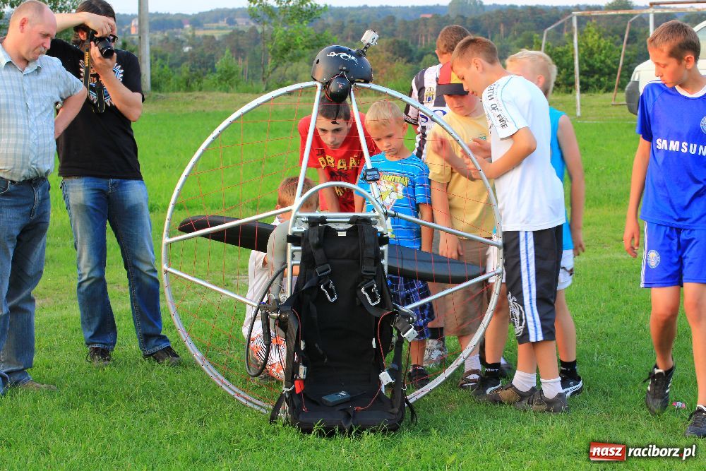 Zdjęcie w galerii na portalu naszraciborz.pl: Paralotnie na festynie rodzinnym w Kobyli wiadomości z regionu