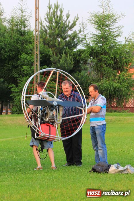 Zdjęcie w galerii na portalu naszraciborz.pl: Paralotnie na festynie rodzinnym w Kobyli wiadomości z regionu