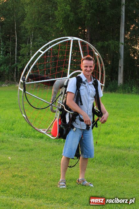 Zdjęcie w galerii na portalu naszraciborz.pl: Paralotnie na festynie rodzinnym w Kobyli wiadomości z regionu