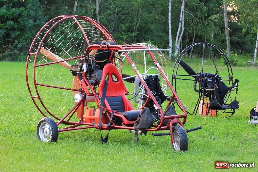 Zdjęcie w galerii na portalu naszraciborz.pl: Paralotnie na festynie rodzinnym w Kobyli wiadomości z regionu