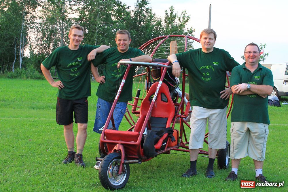 Zdjęcie w galerii na portalu naszraciborz.pl: Paralotnie na festynie rodzinnym w Kobyli wiadomości z regionu