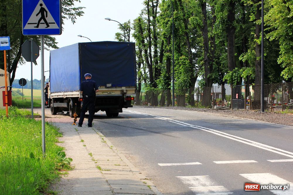 Zdjęcie w galerii na portalu naszraciborz.pl: Fiat 126p zderzył się z ciężarówką wiadomości z regionu