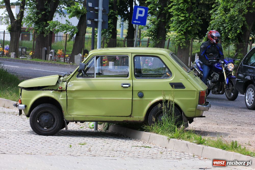 Zdjęcie w galerii na portalu naszraciborz.pl: Fiat 126p zderzył się z ciężarówką wiadomości z regionu