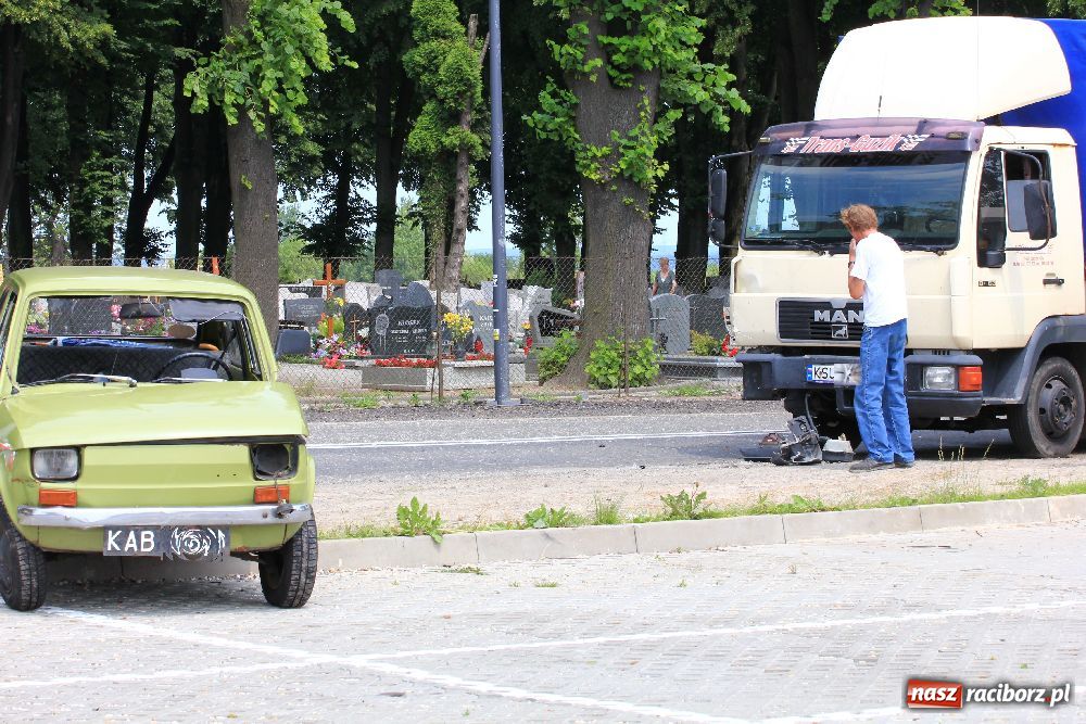 Zdjęcie w galerii na portalu naszraciborz.pl: Fiat 126p zderzył się z ciężarówką wiadomości z regionu