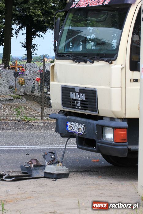 Zdjęcie w galerii na portalu naszraciborz.pl: Fiat 126p zderzył się z ciężarówką wiadomości z regionu