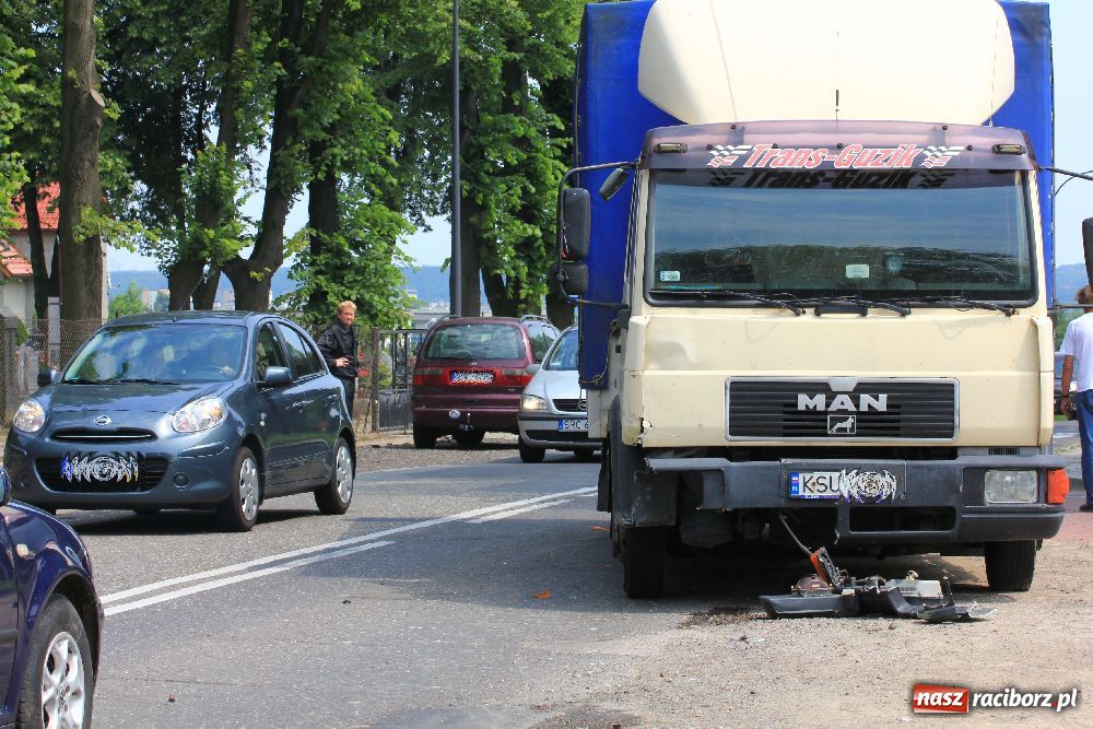 Zdjęcie w galerii na portalu naszraciborz.pl: Fiat 126p zderzył się z ciężarówką wiadomości z regionu
