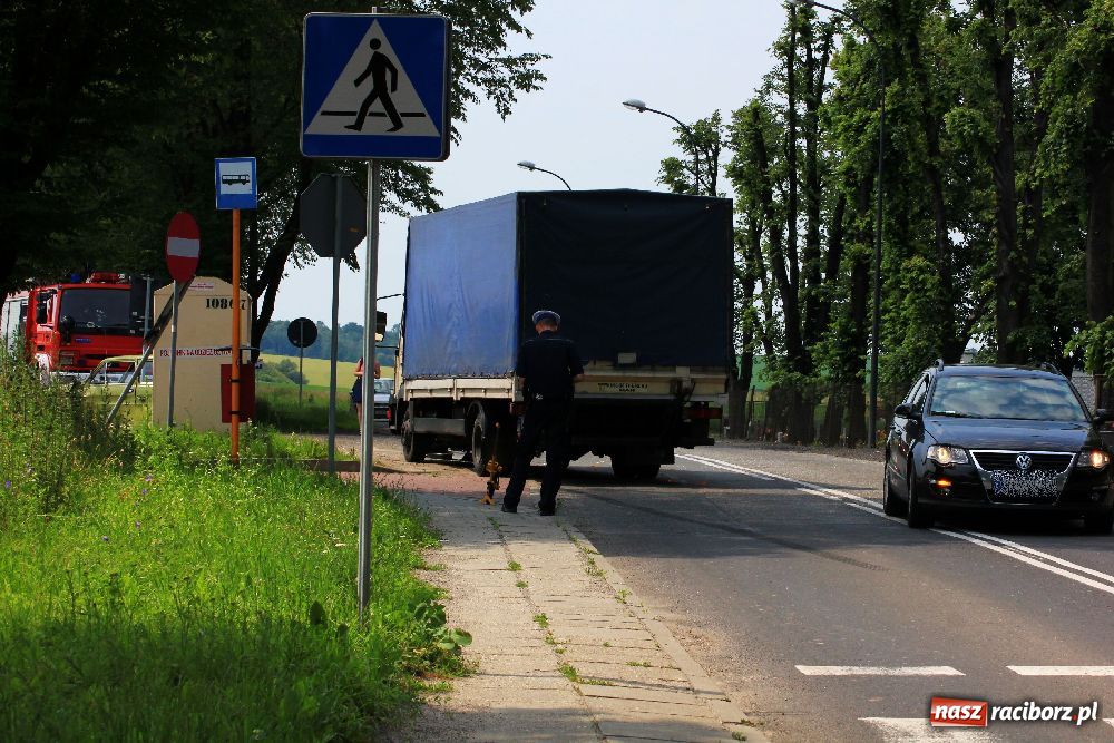 Zdjęcie w galerii na portalu naszraciborz.pl: Fiat 126p zderzył się z ciężarówką wiadomości z regionu
