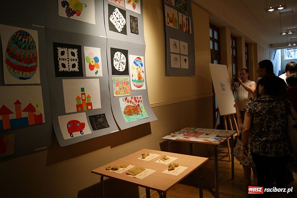 Zdjęcie w galerii na portalu naszraciborz.pl: Młodzi plastycy z RCK mają wystawę wiadomości z regionu