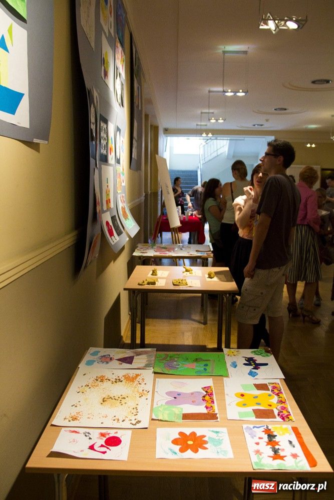 Zdjęcie w galerii na portalu naszraciborz.pl: Młodzi plastycy z RCK mają wystawę wiadomości z regionu