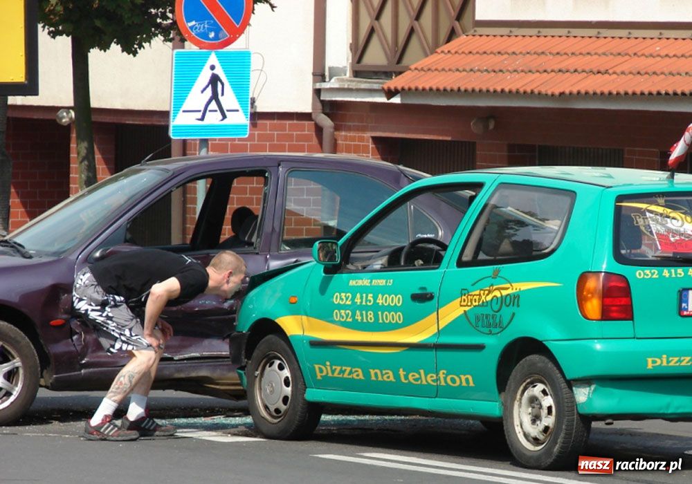 Zdjęcie w galerii na portalu naszraciborz.pl: Polo z pizzą wjechało w forda wiadomości z regionu
