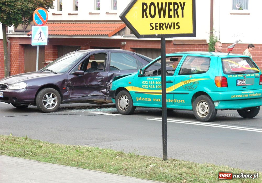 Zdjęcie w galerii na portalu naszraciborz.pl: Polo z pizzą wjechało w forda wiadomości z regionu