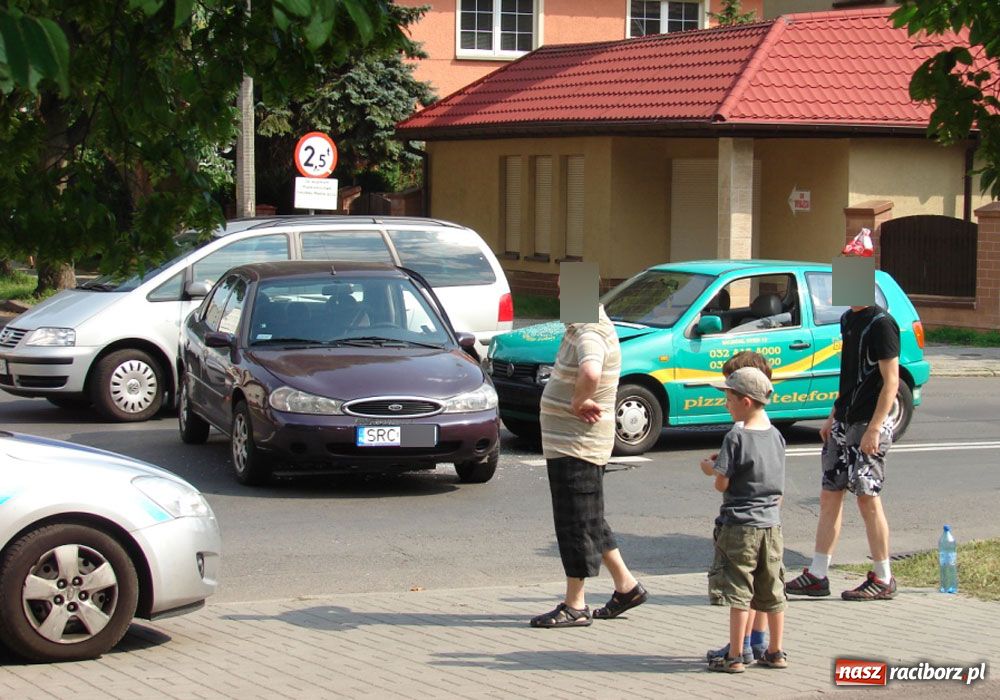 Zdjęcie w galerii na portalu naszraciborz.pl: Polo z pizzą wjechało w forda wiadomości z regionu