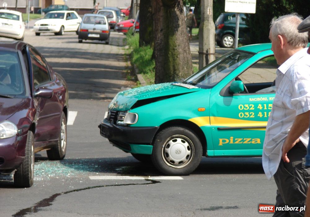 Zdjęcie w galerii na portalu naszraciborz.pl: Polo z pizzą wjechało w forda wiadomości z regionu