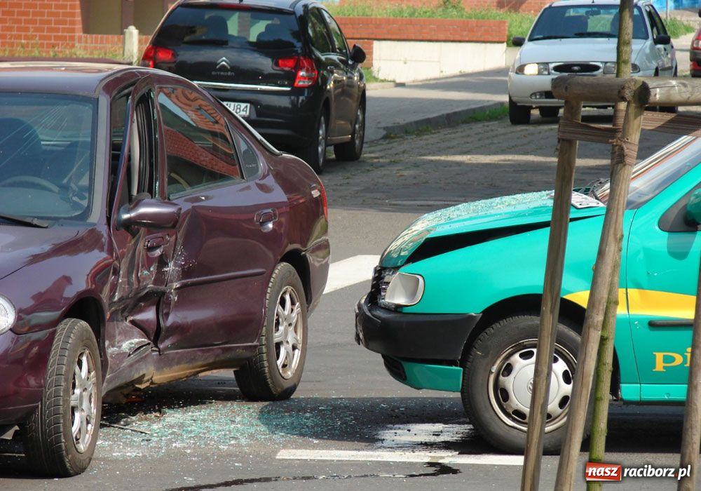 Zdjęcie w galerii na portalu naszraciborz.pl: Polo z pizzą wjechało w forda wiadomości z regionu