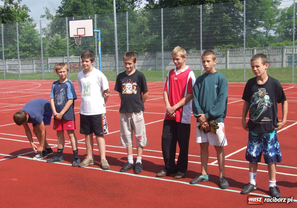 Zdjęcie w galerii na portalu naszraciborz.pl: Działają lokalnie. Zagrali mecz wiadomości z regionu