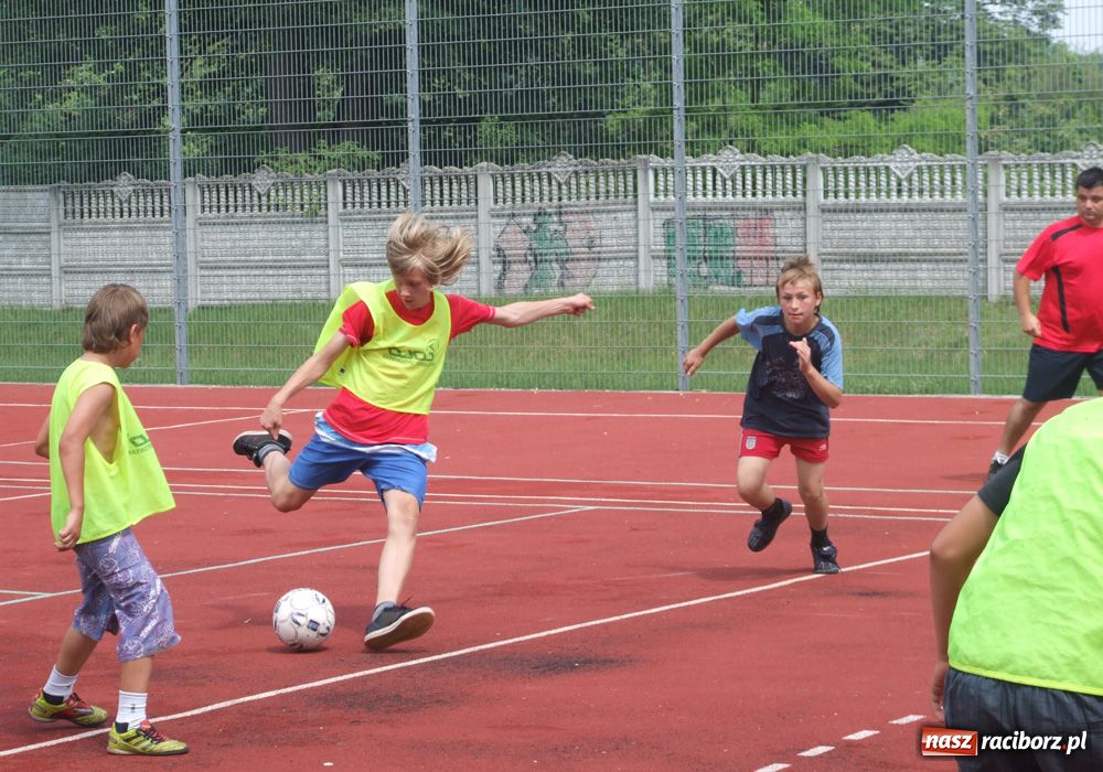 Zdjęcie w galerii na portalu naszraciborz.pl: Działają lokalnie. Zagrali mecz wiadomości z regionu
