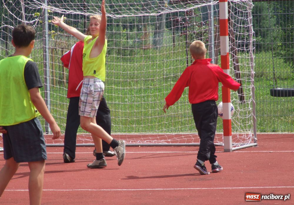 Zdjęcie w galerii na portalu naszraciborz.pl: Działają lokalnie. Zagrali mecz wiadomości z regionu