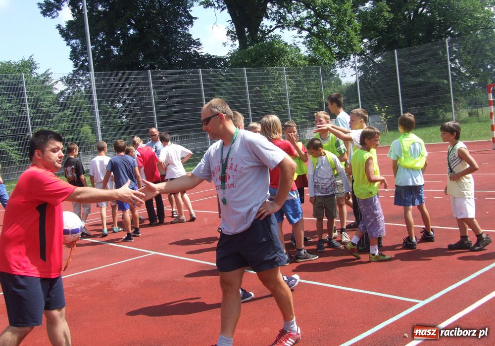 Zdjęcie w galerii na portalu naszraciborz.pl: Działają lokalnie. Zagrali mecz wiadomości z regionu