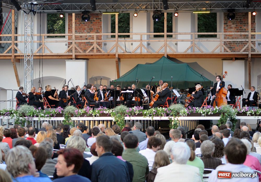 Zdjęcie w galerii na portalu naszraciborz.pl: Wspaniałe arie na zamkowym dziedzińcu wiadomości z regionu