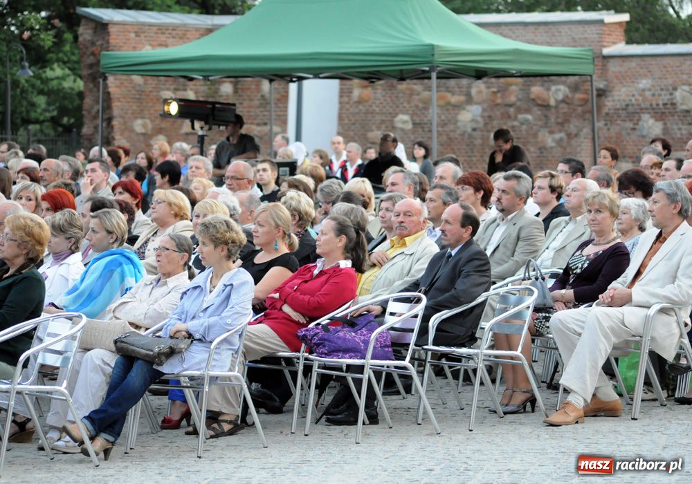 Zdjęcie w galerii na portalu naszraciborz.pl: Wspaniałe arie na zamkowym dziedzińcu wiadomości z regionu